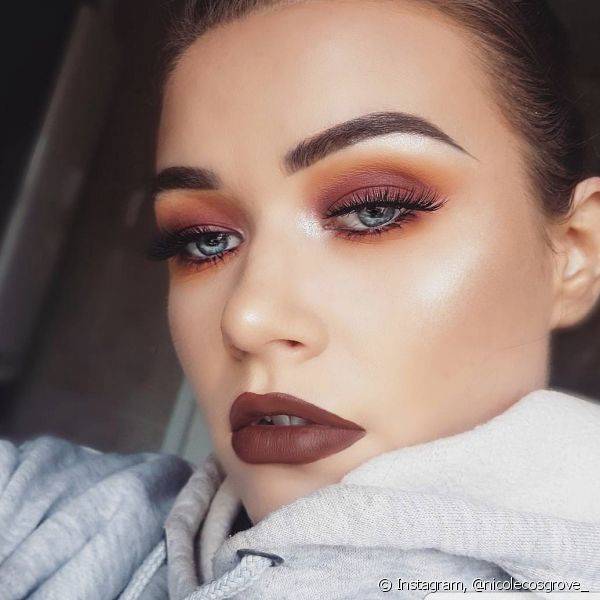 Para maquiagens com um toque mais fresh e vivo, a dica é combinar sombras marrons com tons mais quentes, como amarelo ou laranja (Foto: Instagram @nicolecosgrove_)